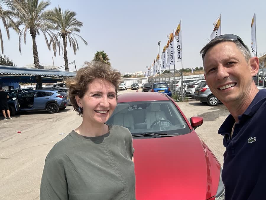 לקוחה ליד הרכב שנבחר במגרש