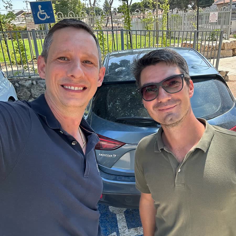 בני עם לקוח אחרי סגירת עסקה