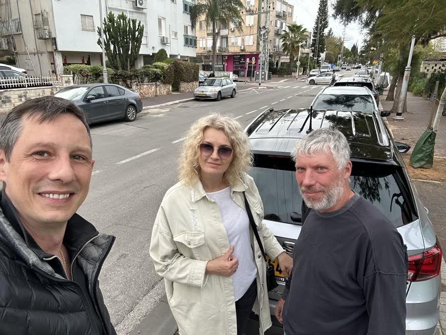 זוג לקוחות ובני ברחוב ליד הרכב