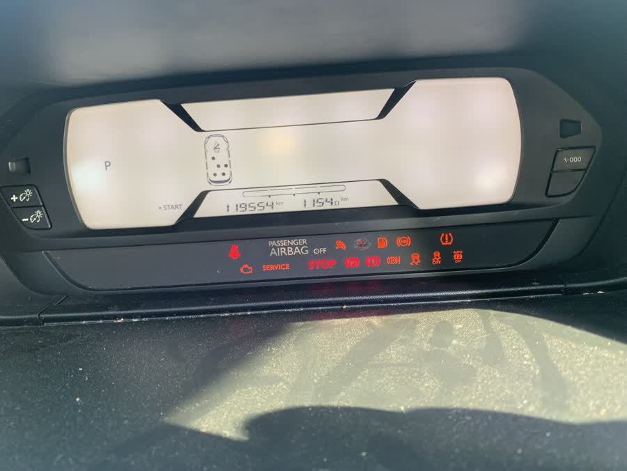 נורית כריות אוויר דולקת שכוסתה בצבע בלוח המחוונים