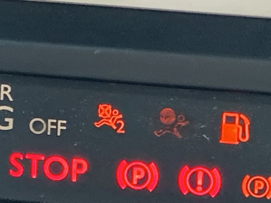 לוח מחוונים עם נוריות אזהרה דולקות